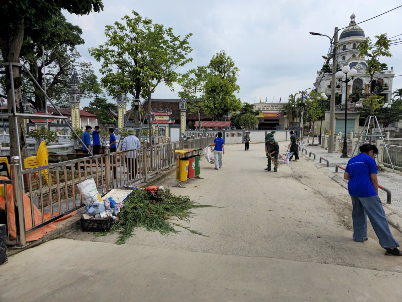 Đoàn thanh niên cùng lực lượng cơ sở tổng vệ sinh, khơi thông cống rãnh, làm sạch cảnh quan thôn xóm.
