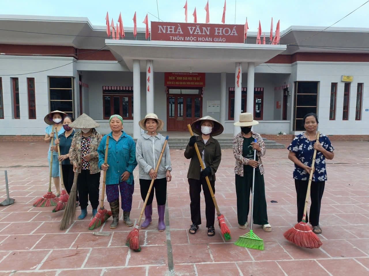 Cán bộ, hội viên Chi hội Phụ nữ thôn Mộc Hoàn Giáo hưởng ứng tích cực đợt cao điểm vệ sinh môi trường.