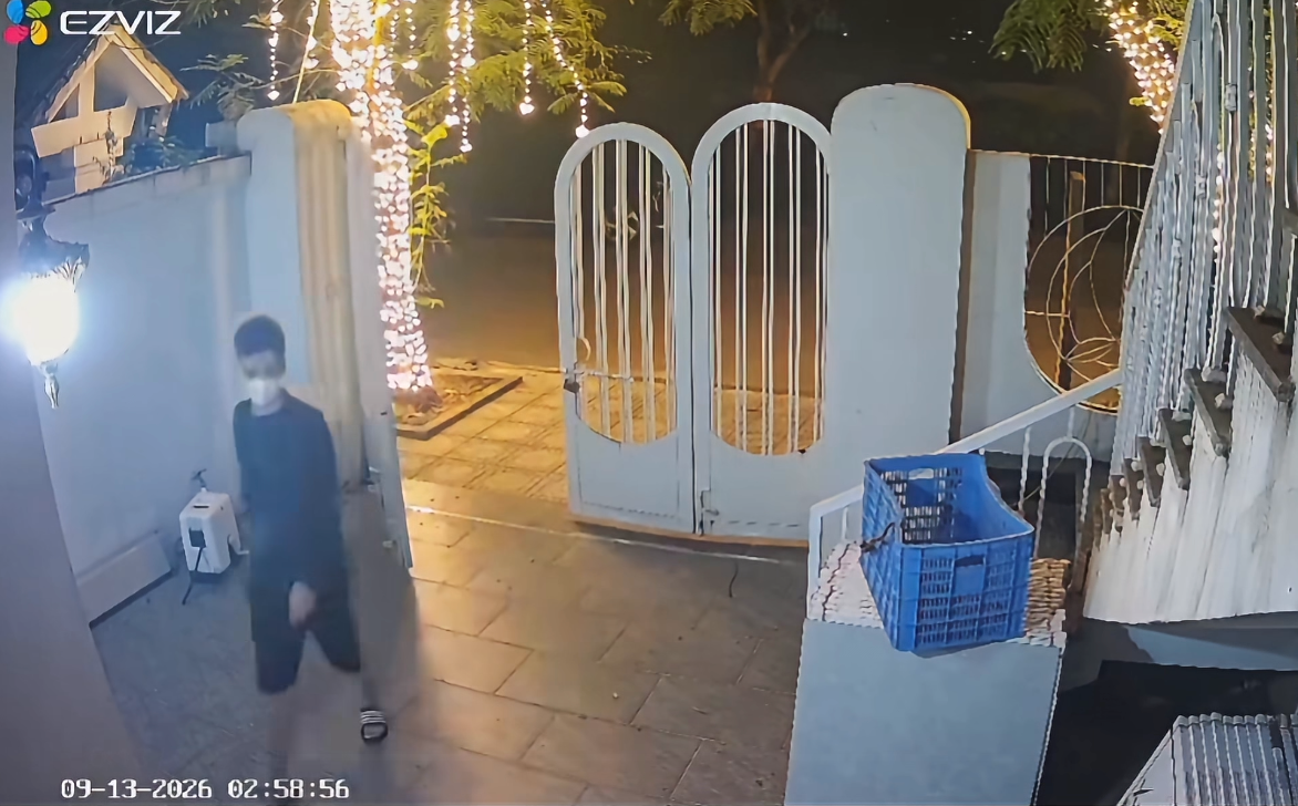Hình ảnh rõ nét đối tượng di chuyển sâu vào sân nhà lúc 02:58:56 để thực hiện hành vi trộm cắp tài sản.