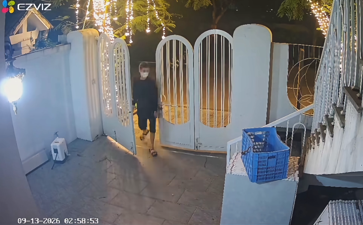 Lúc 02:58:53, cổng chính bị mở toang, đối tượng ung dung bước vào bên trong khuôn viên nhà dân.