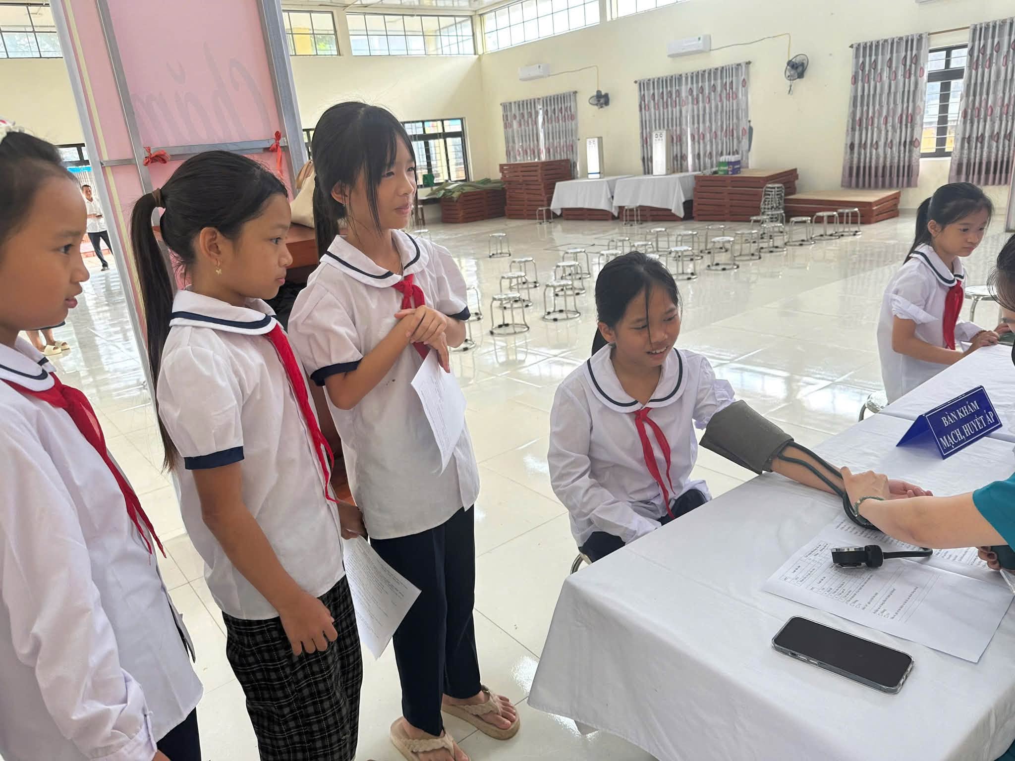 Bàn khám mạch và huyết áp luôn nhận được sự phối hợp tự giác, trật tự từ các em học sinh.