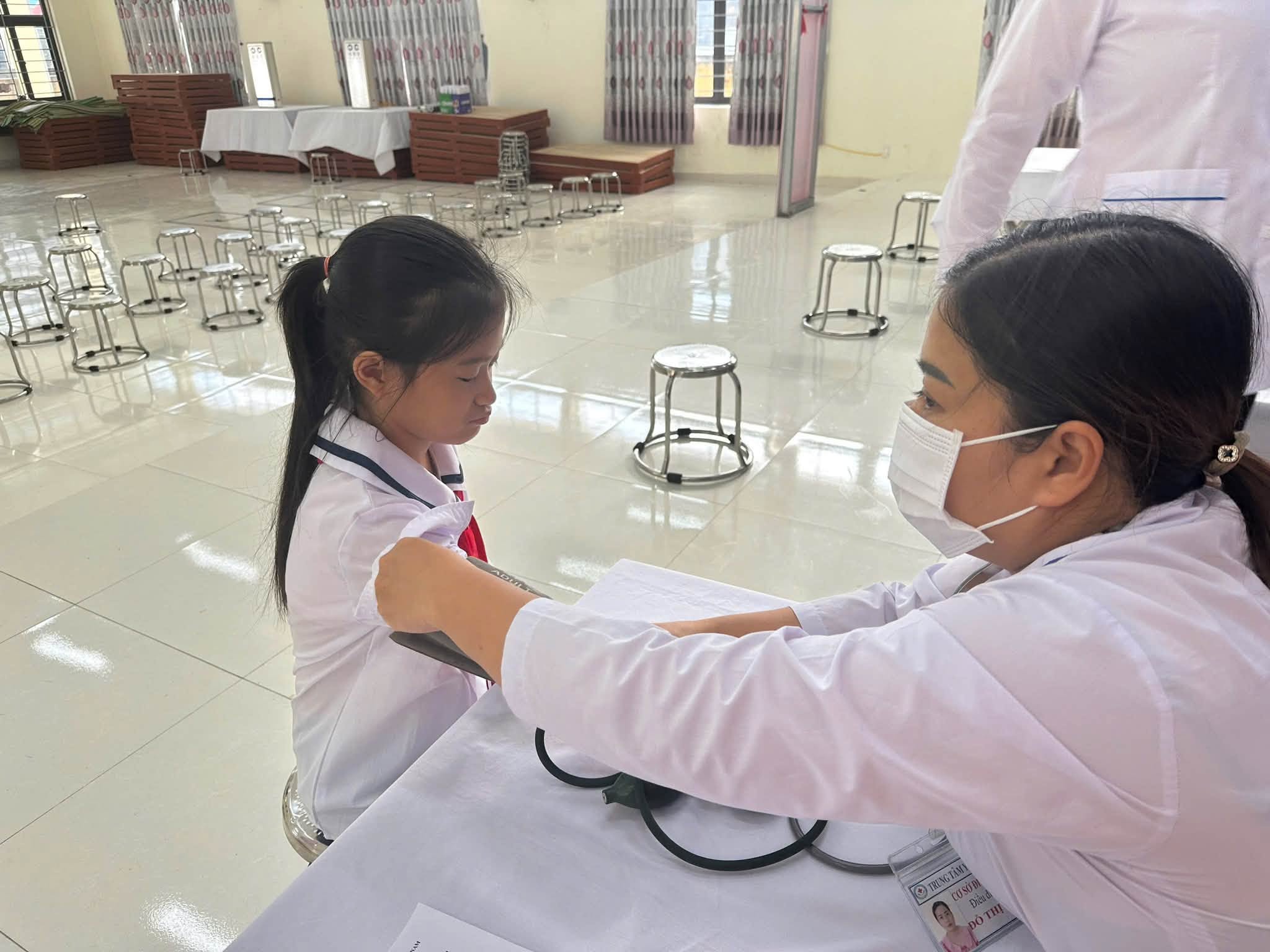 Sự ân cần, nhẹ nhàng của cán bộ y tế giúp các em học sinh tự tin, thoải mái trong suốt quá trình thăm khám.