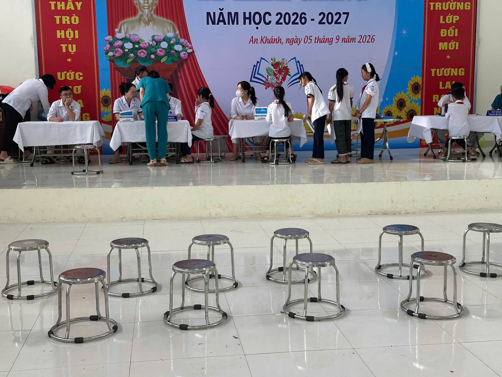 Toàn cảnh không gian hội trường Trường Tiểu học An Khánh được bố trí các bàn khám chuyên khoa khoa học, ngăn nắp.