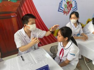 Bác sĩ chuyên khoa tỉ mỉ kiểm tra họng và răng miệng bằng thiết bị chuyên dụng.
