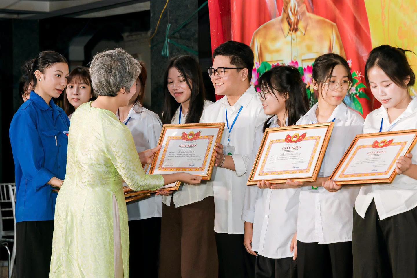 Khoảnh khắc tự hào khi các nữ tân sinh viên nhận Giấy khen từ đồng chí Phó Chủ tịch UBND xã An Khánh.