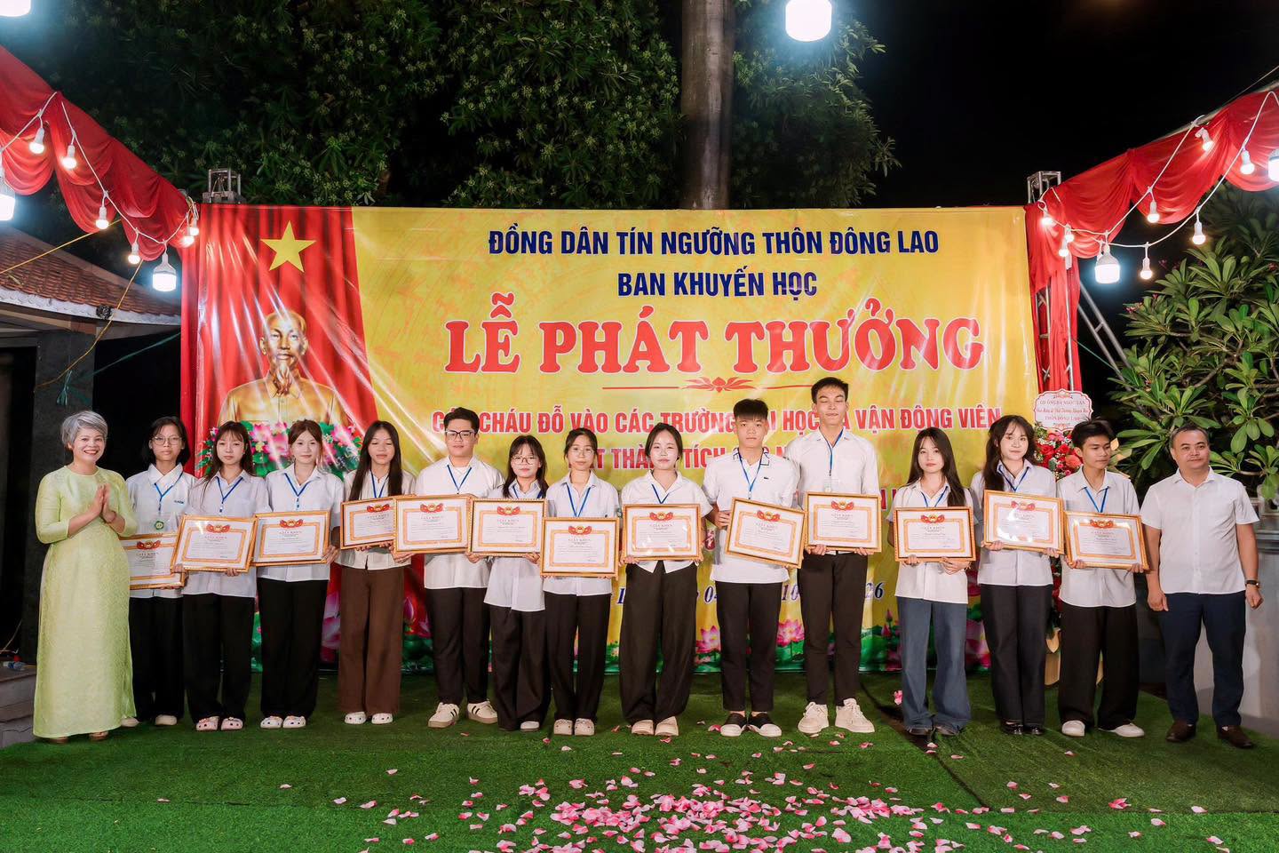 Các nữ sinh viên rạng rỡ nâng cao tấm Giấy khen, minh chứng cho những nỗ lực miệt mài trên ghế nhà trường.