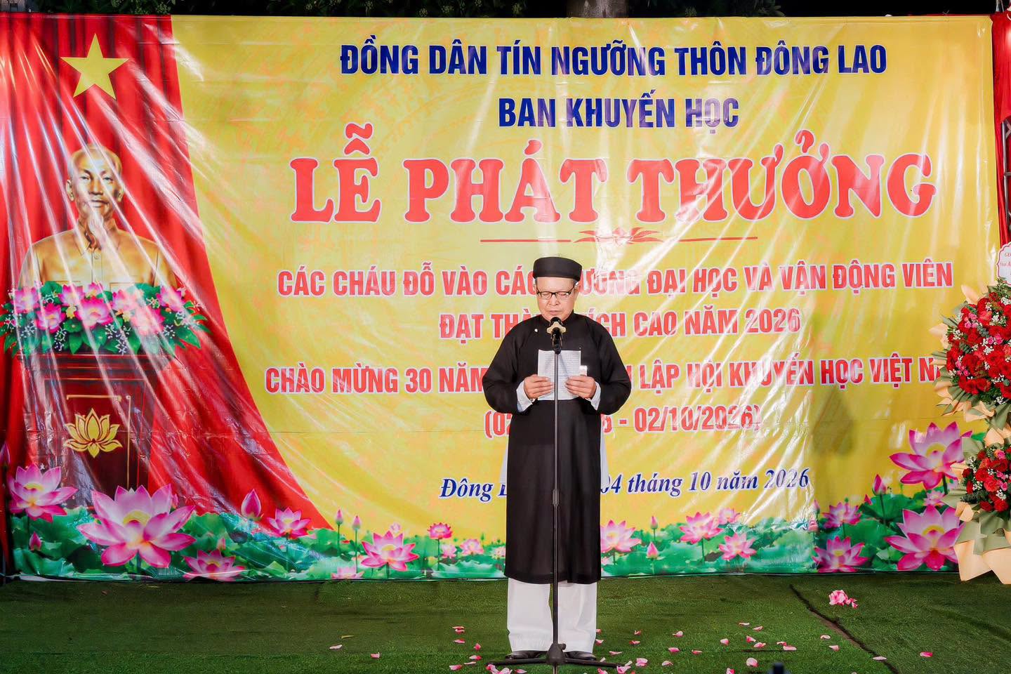 Đại diện Ban Thông tin – Truyền thông Trung ương Giáo hội Phật giáo Việt Nam đọc quyết định trao Bằng khen tại buổi lễ.