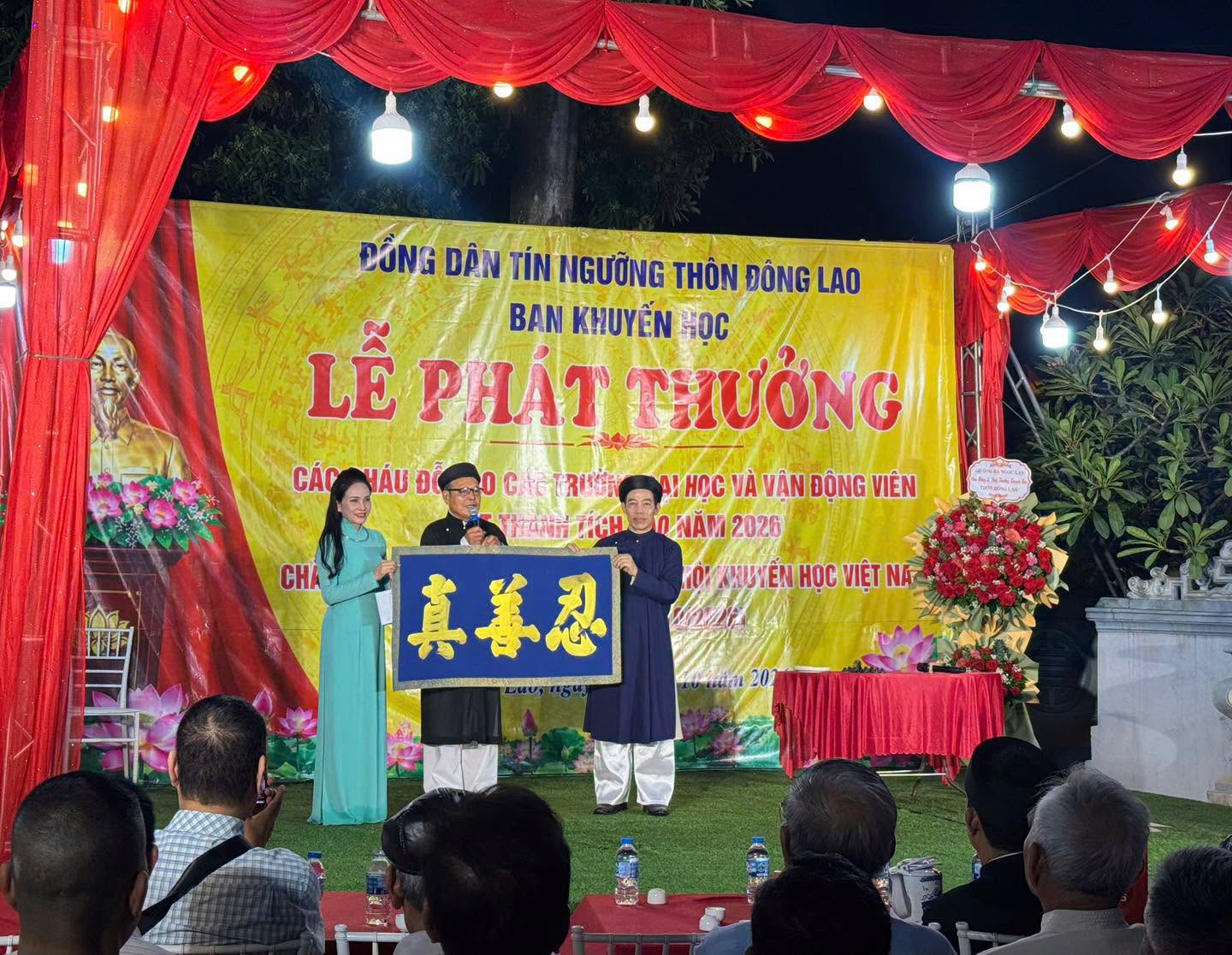 Lãnh đạo địa phương và đại diện Giáo hội Phật giáo trao tặng bức trướng mang dòng chữ "Chân Thiện Nhẫn" tôn vinh những giá trị văn hóa truyền thống.