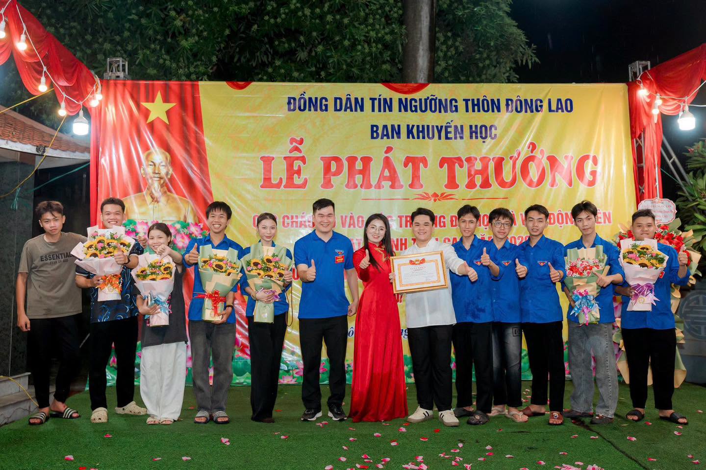Lãnh đạo xã chụp ảnh lưu niệm cùng những gương mặt tài năng trẻ của thôn Đông Lao.