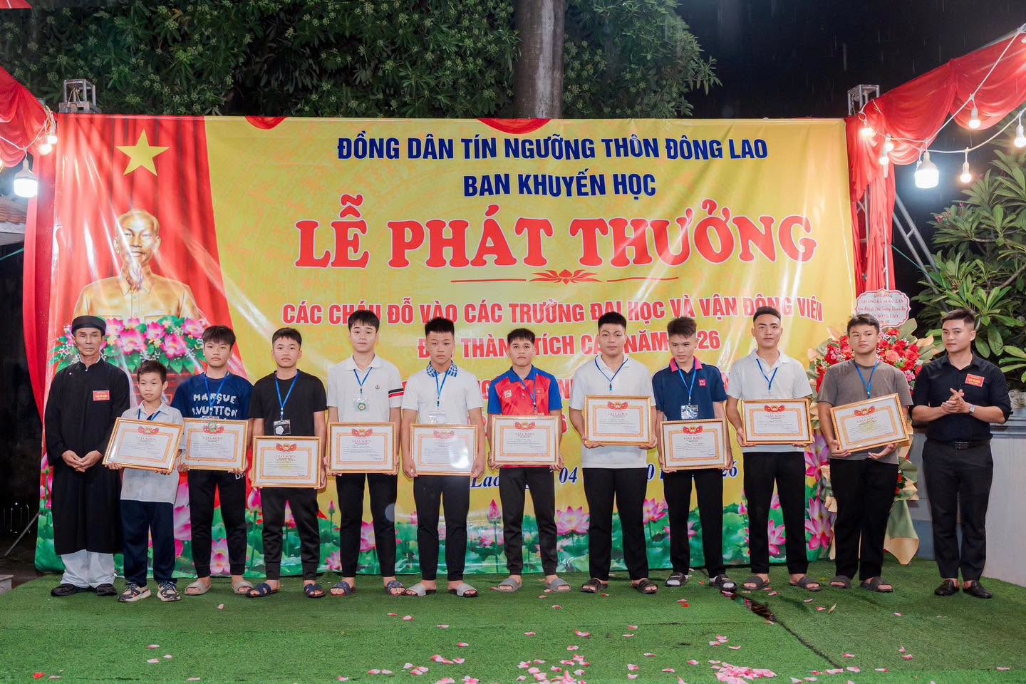 Đại diện Ban Khuyến học trao thưởng cho các nam sinh viên, vận động viên xuất sắc của thôn.