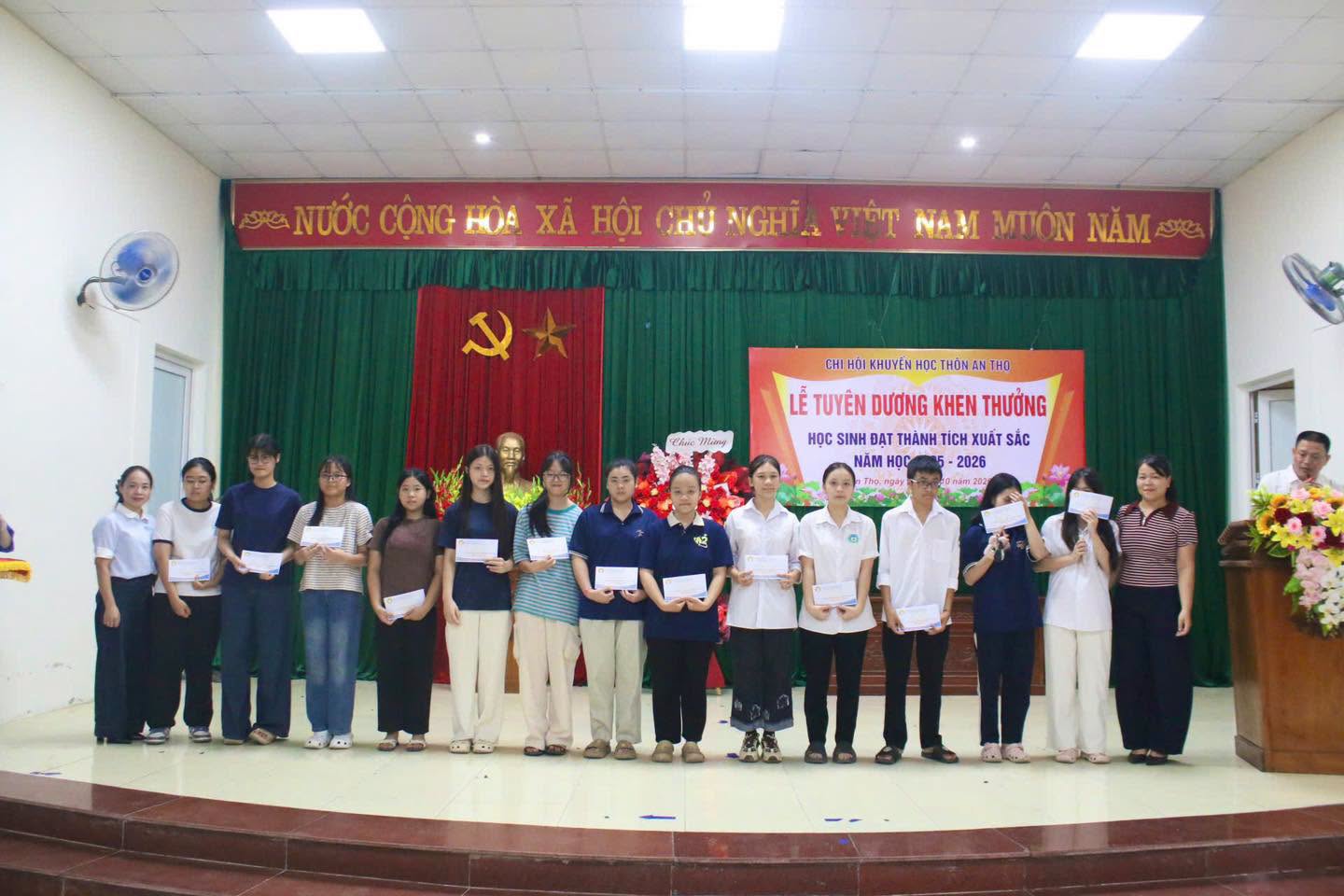 Các nữ sinh cấp 3 rạng rỡ đón nhận phần thưởng ghi nhận sự nỗ lực trong năm học vừa qua.