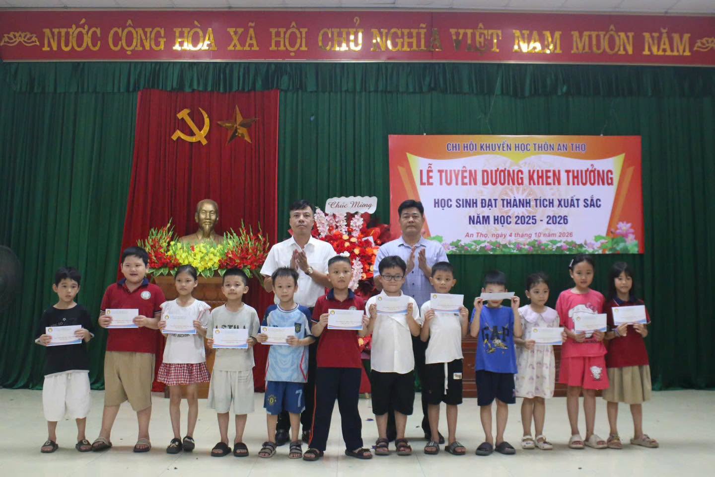 Những mầm non tương lai của thôn An Thọ háo hức cầm trên tay phần thưởng khích lệ.