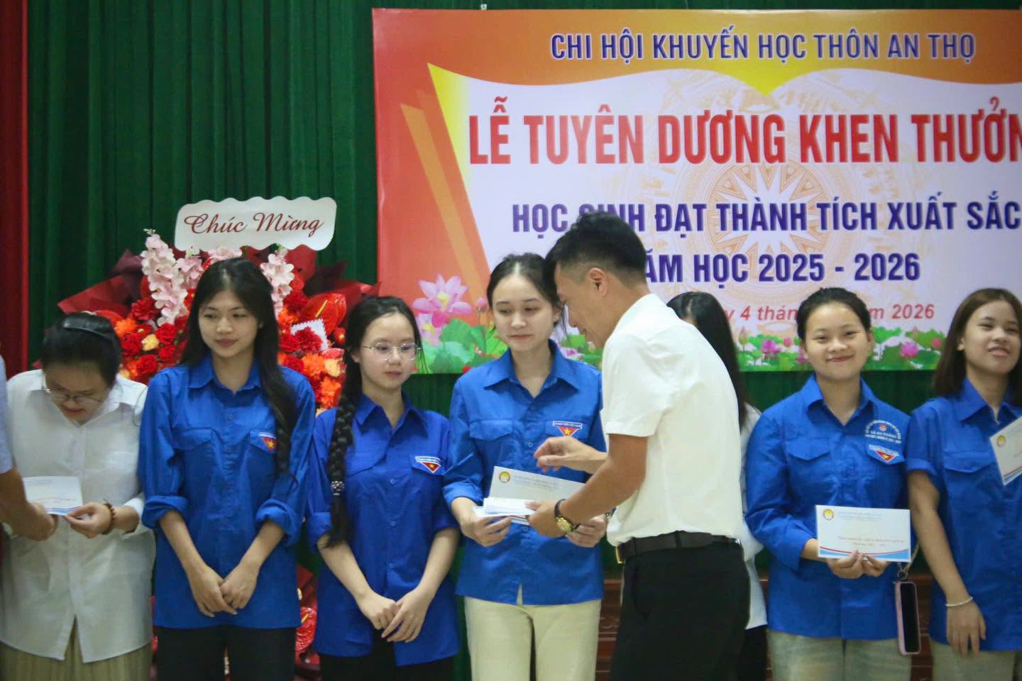 Đại diện lãnh đạo trao tận tay những phong bao phần thưởng khích lệ tinh thần các em học sinh.