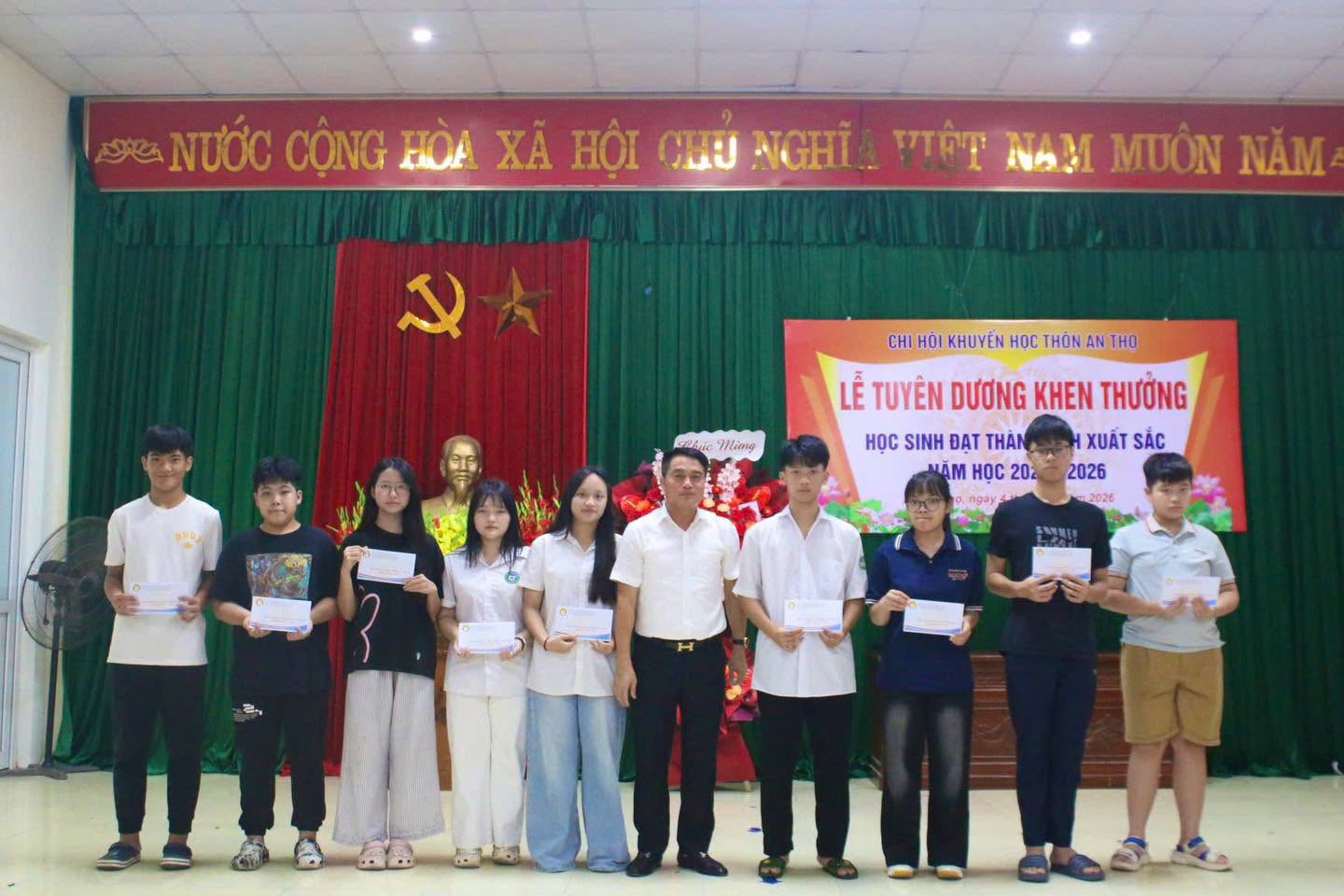 Đại diện cấp ủy, chính quyền và các đoàn thể thôn An Thọ theo dõi chương trình vinh danh các tài năng trẻ.