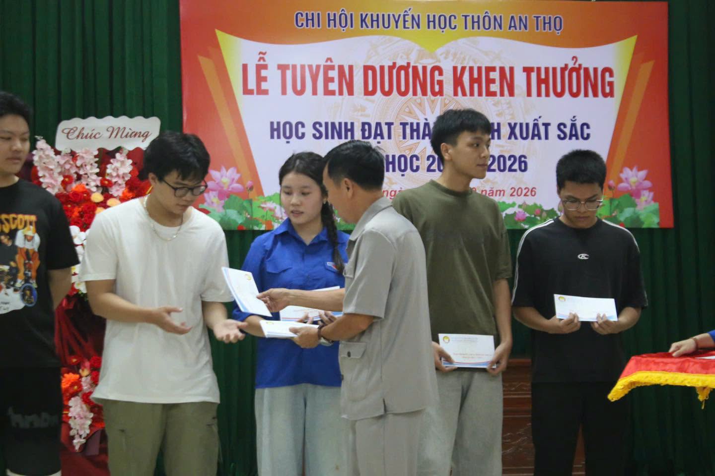 Lãnh đạo thôn trao thưởng cho các tân sinh viên đỗ đại học, những tấm gương sáng cho thế hệ đàn em noi theo.