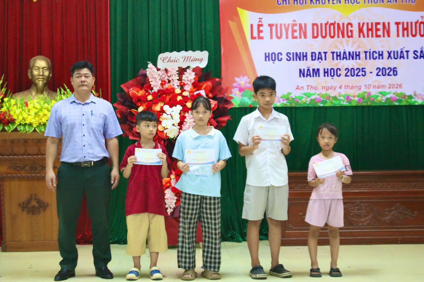 Đại diện học sinh cấp THCS vinh dự nhận phần thưởng từ Ban Tổ chức.
