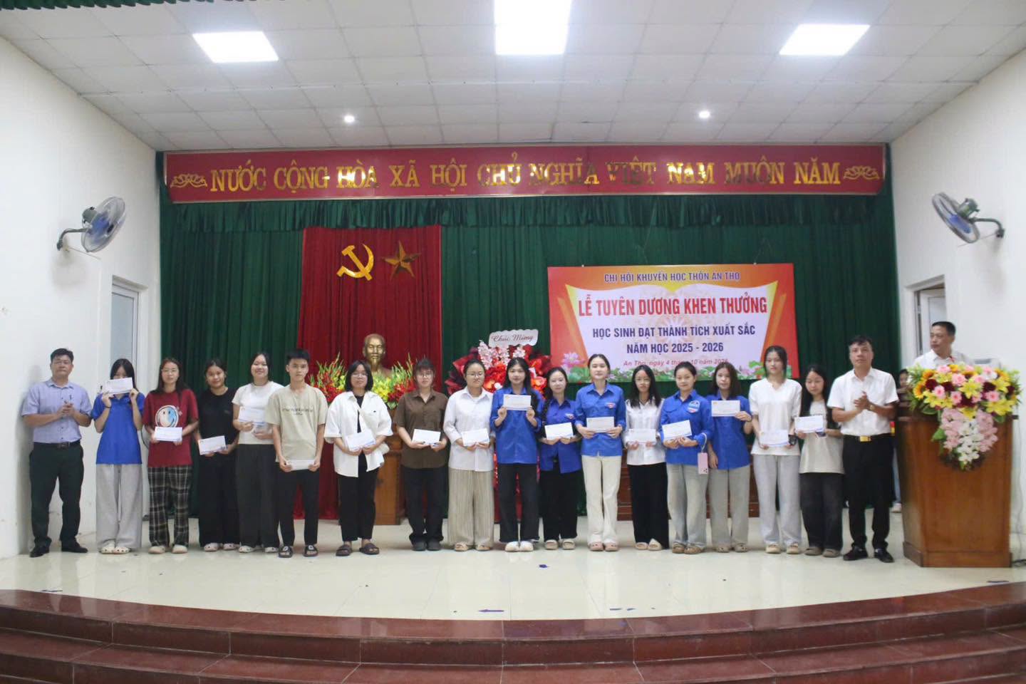 Nụ cười tự hào của các bậc phụ huynh và ban lãnh đạo thôn bên cạnh những thế hệ tương lai tài năng.