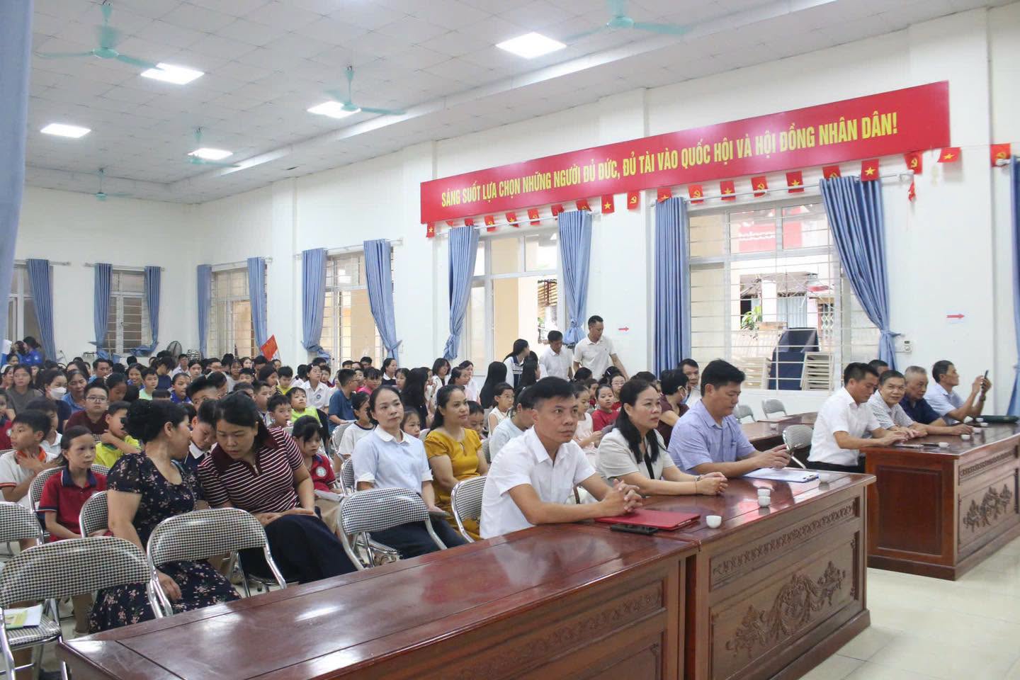 Đông đảo đại biểu, phụ huynh và học sinh tham dự Lễ tuyên dương, thể hiện sự quan tâm sâu sắc của cộng đồng đối với công tác giáo dục.
