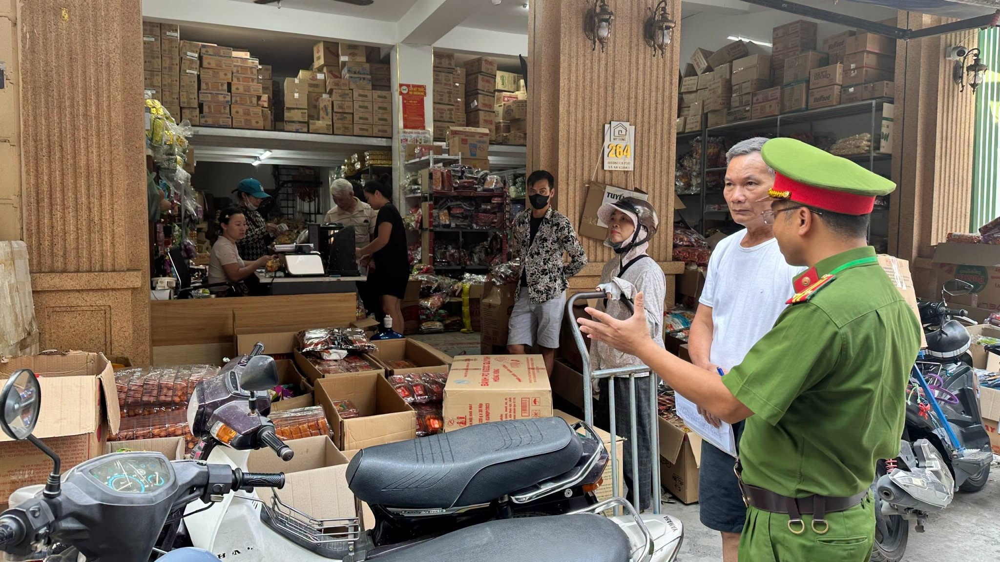 Công tác tuyên truyền được chú trọng nhằm nâng cao ý thức tự giác của các hộ kinh doanh.