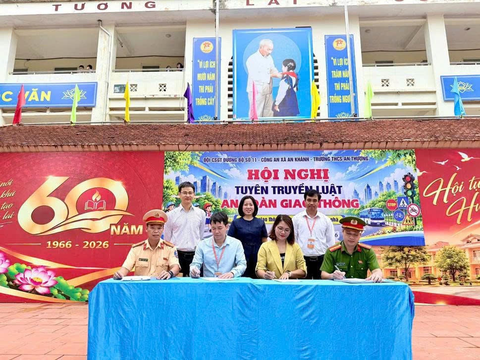 Đại diện Đội CSGT số 11, Công an xã An Khánh và Ban giám hiệu Trường THCS An Thượng ký cam kết thi đua bảo đảm trật tự an toàn giao thông.