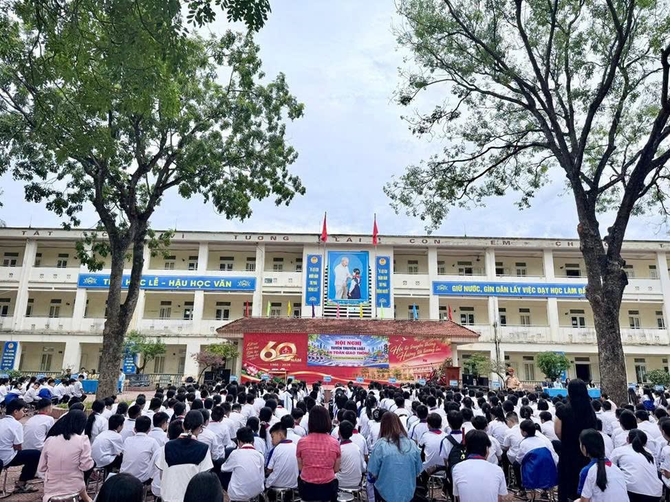 Hơn 1.400 học sinh Trường THCS An Thượng tập trung lắng nghe những kiến thức bổ ích về an toàn giao thông từ các cán bộ chiến sĩ Công an.