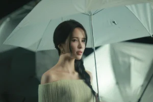 Thiều Bảo Trâm với tạo hình dịu dàng, nữ tính trong MV "Tạnh mưa" (Ảnh: Nhân vật cung cấp).
