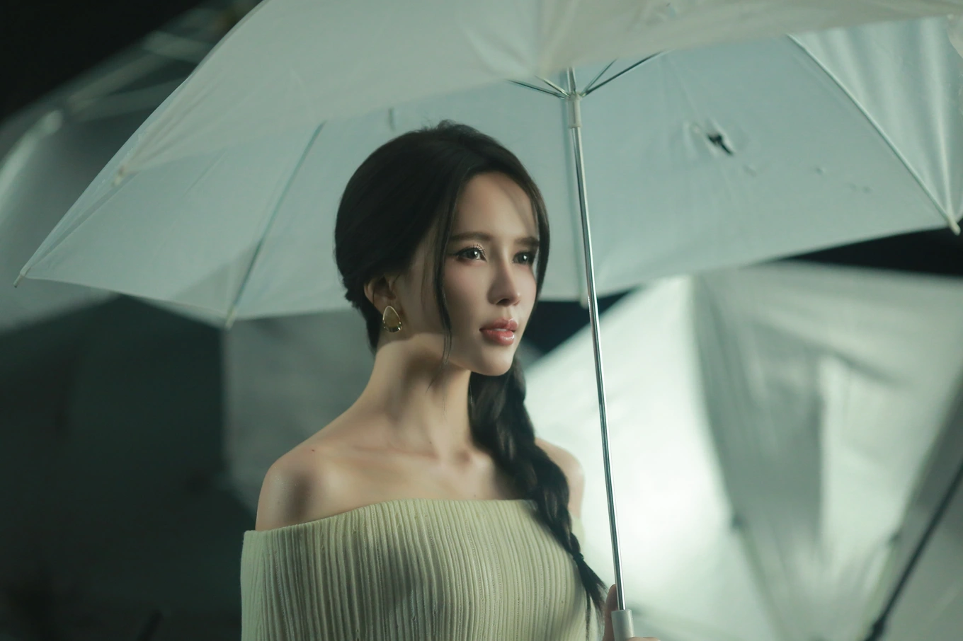 Thiều Bảo Trâm với tạo hình dịu dàng, nữ tính trong MV "Tạnh mưa" (Ảnh: Nhân vật cung cấp).