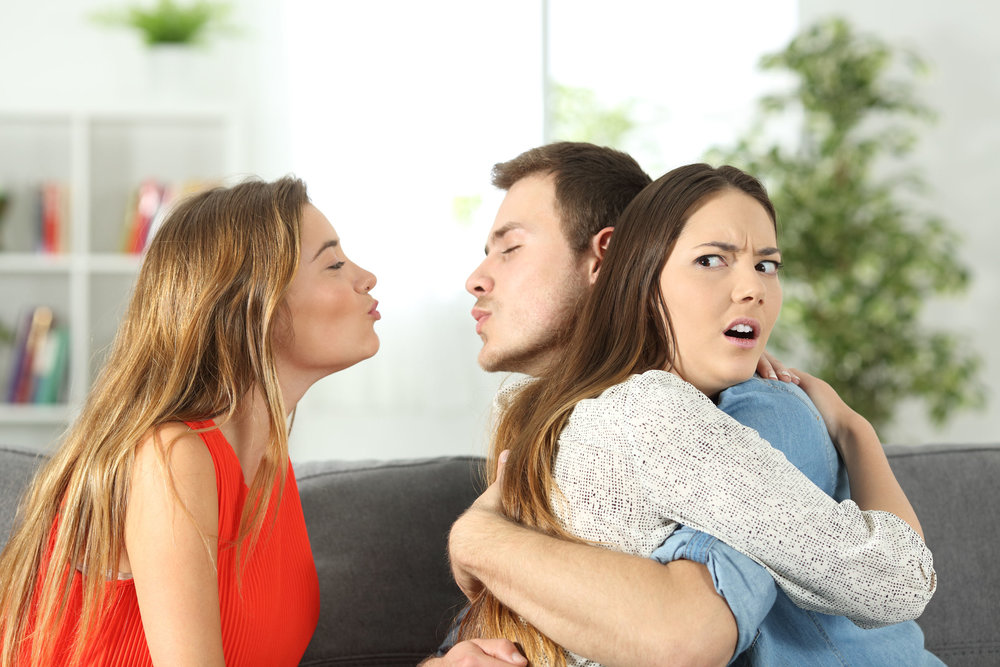 Vợ tôi chọn cách đối mặt trực diện thay vì né tránh hay đánh ghen ầm ĩ.