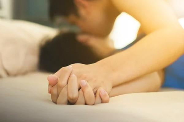 Mỗi lần gần gũi chỉ là sự cam chịu, mong thời gian trôi qua thật nhanh.