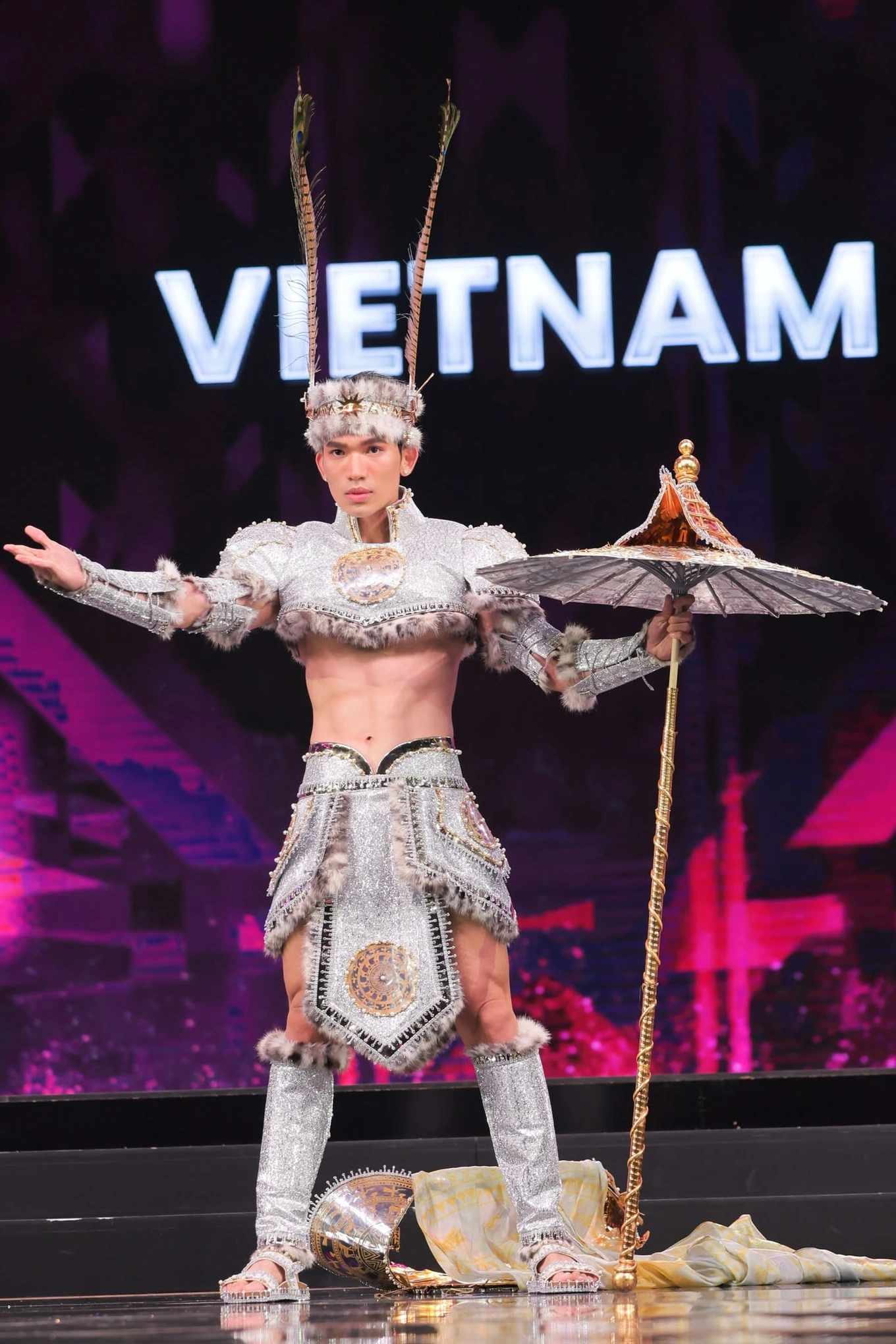Đại diện Việt Nam gặp sự cố rớt phụ kiện phần đầu rồng xuống sàn sân khấu trong lúc đang say sưa trình diễn (Ảnh: Nhân vật cung cấp).
