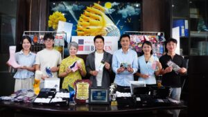 Tập thể cán bộ xã và nhân viên công ty thể hiện tinh thần đoàn kết, quyết tâm đưa sản phẩm địa phương vươn xa.