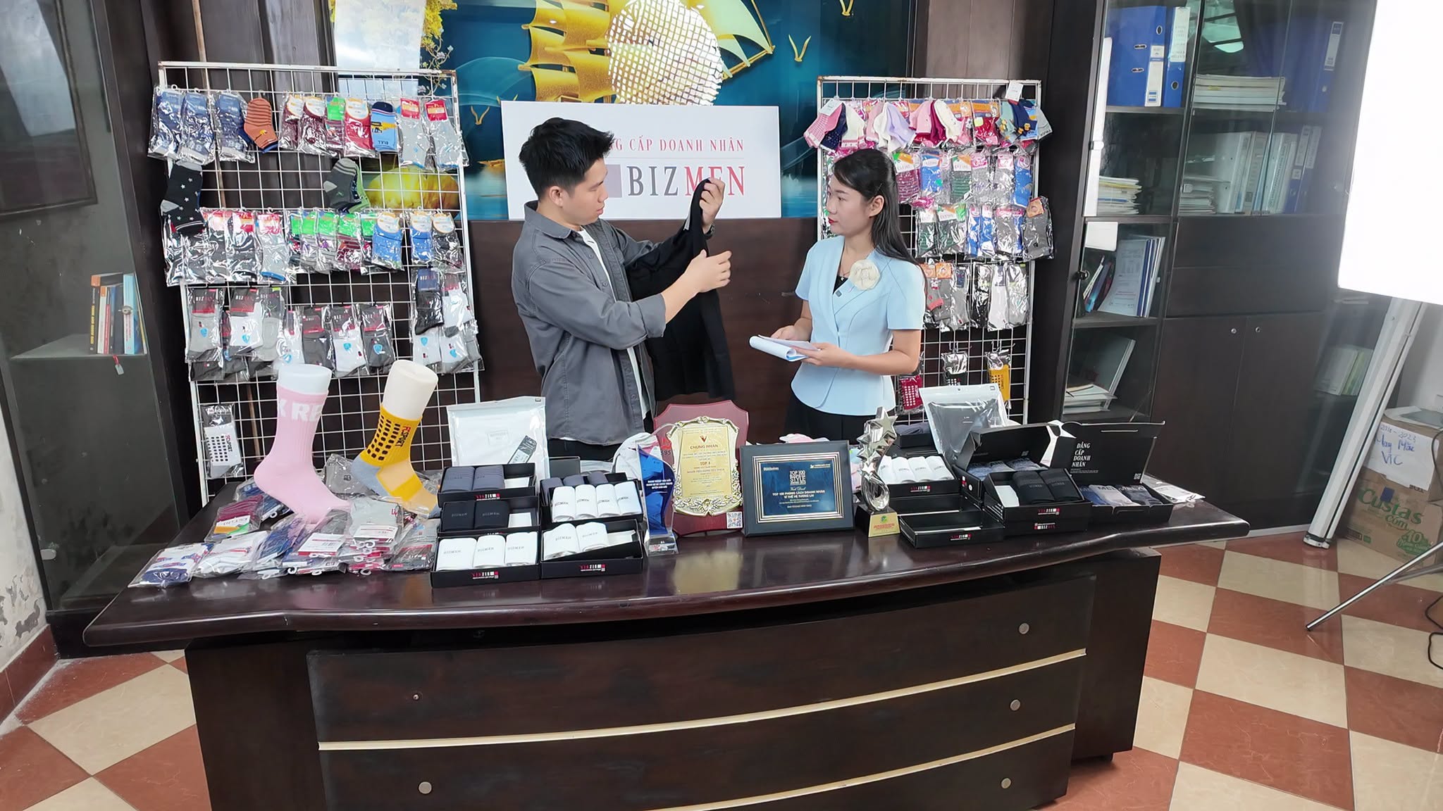 Người xem được tận mắt thấy chất liệu, kiểu dáng và nghe tư vấn trực tiếp về các dòng sản phẩm bít tất đa dạng.
