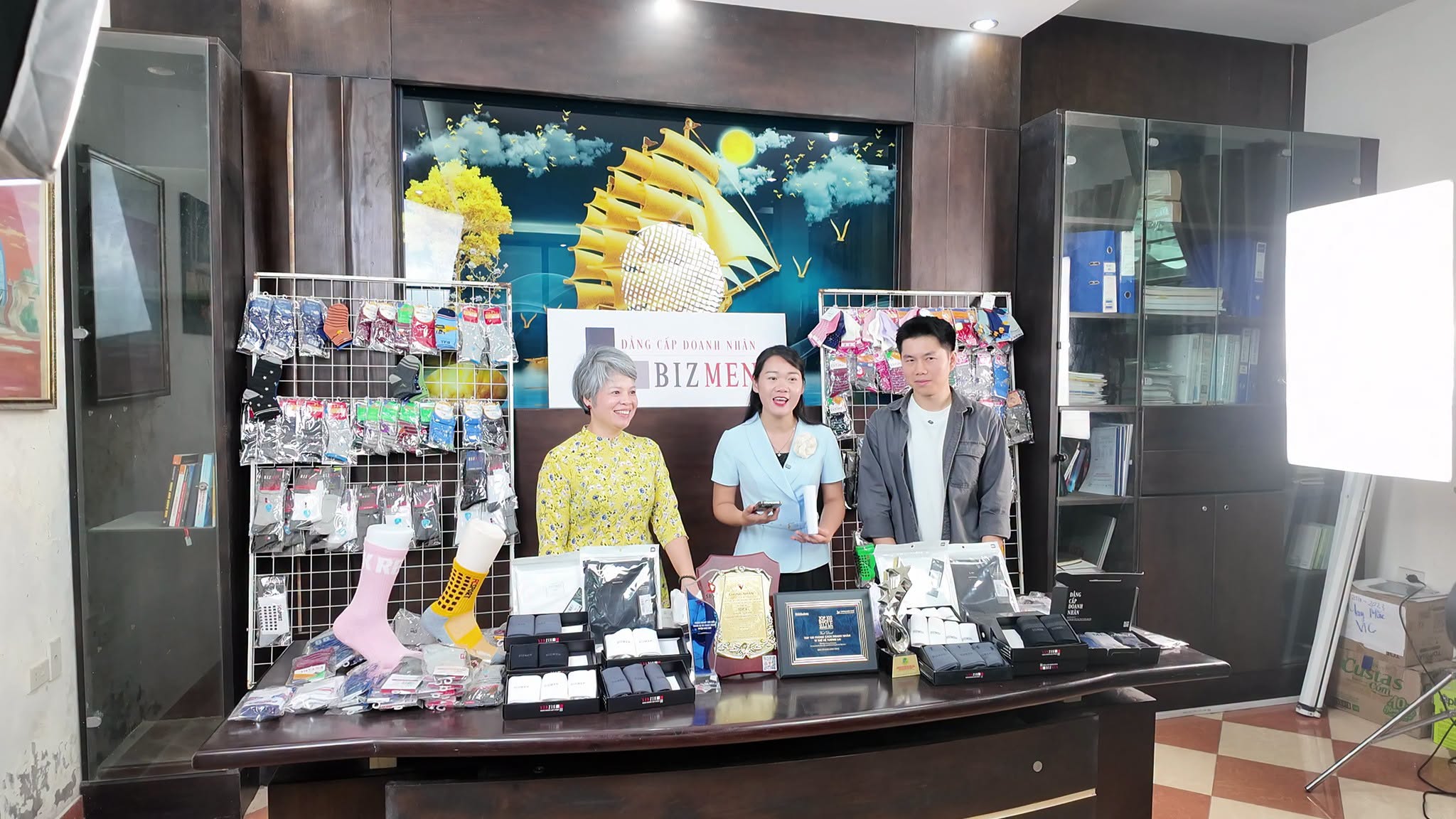 Đồng chí Bùi Thu Hương (áo dài vàng) rạng rỡ tham gia giới thiệu sản phẩm cùng đội ngũ Công ty Phú Vĩnh Hưng.