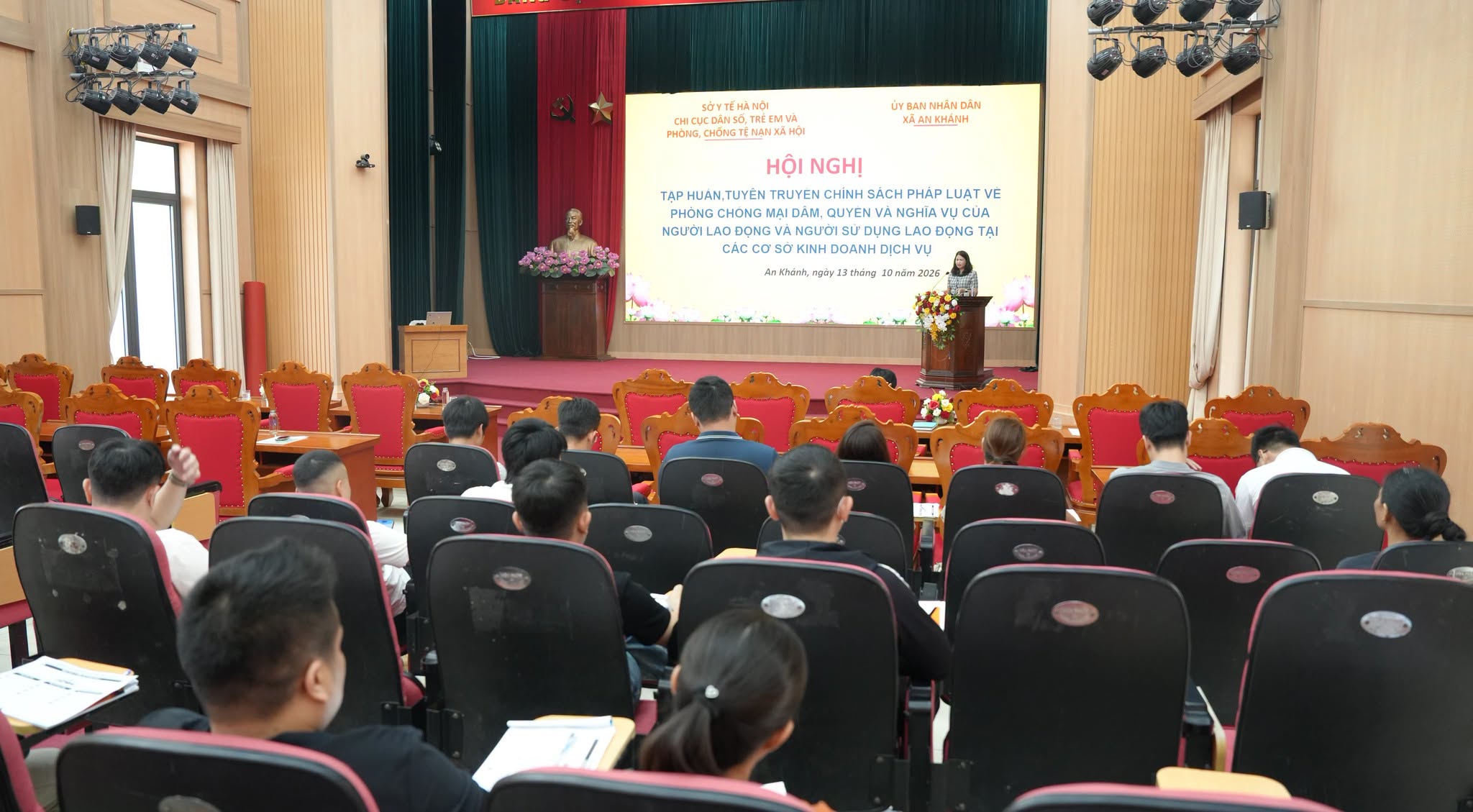 Chủ cơ sở quản lý và nhân viên các cơ sở dịch vụ tập trung theo dõi nội dung tập huấn.