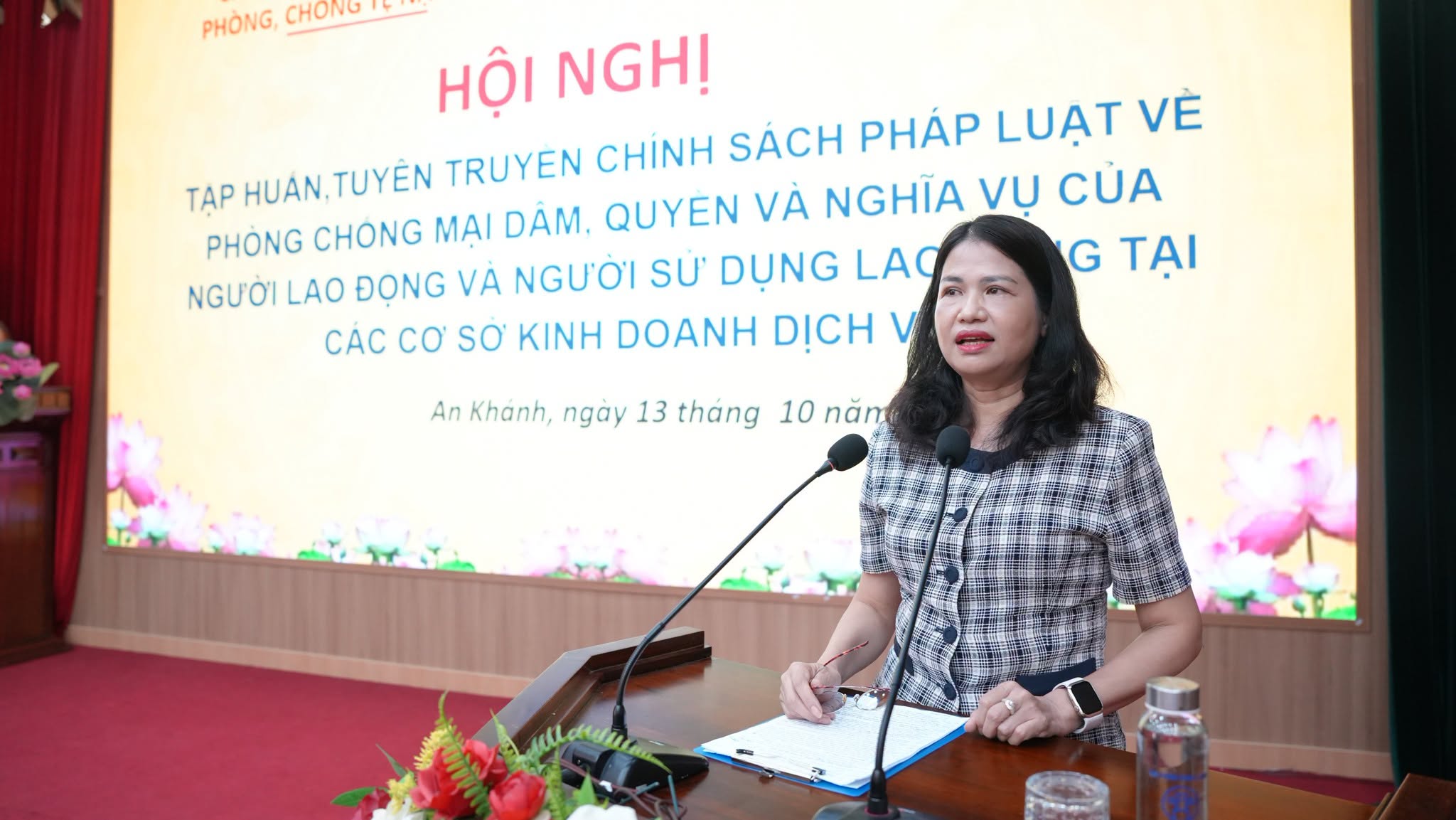 Báo cáo viên phổ biến kiến thức pháp luật và các biện pháp ngăn chặn tệ nạn xã hội.