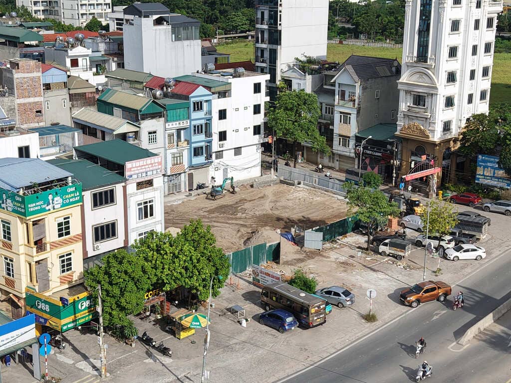Khu đất dự án tọa lạc ngay khu vực đông dân cư, đang được máy móc thi công san lấp mặt bằng.