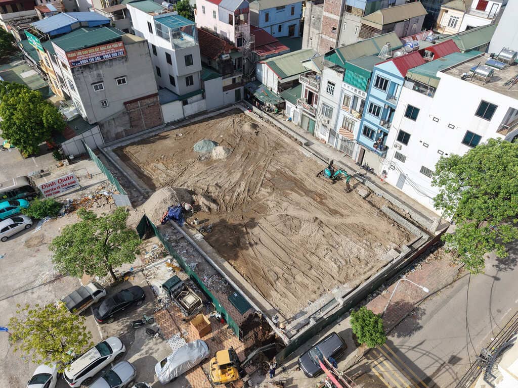 Các phương tiện cơ giới đang khẩn trương san gạt và tạo hình cho khuôn viên dự án.