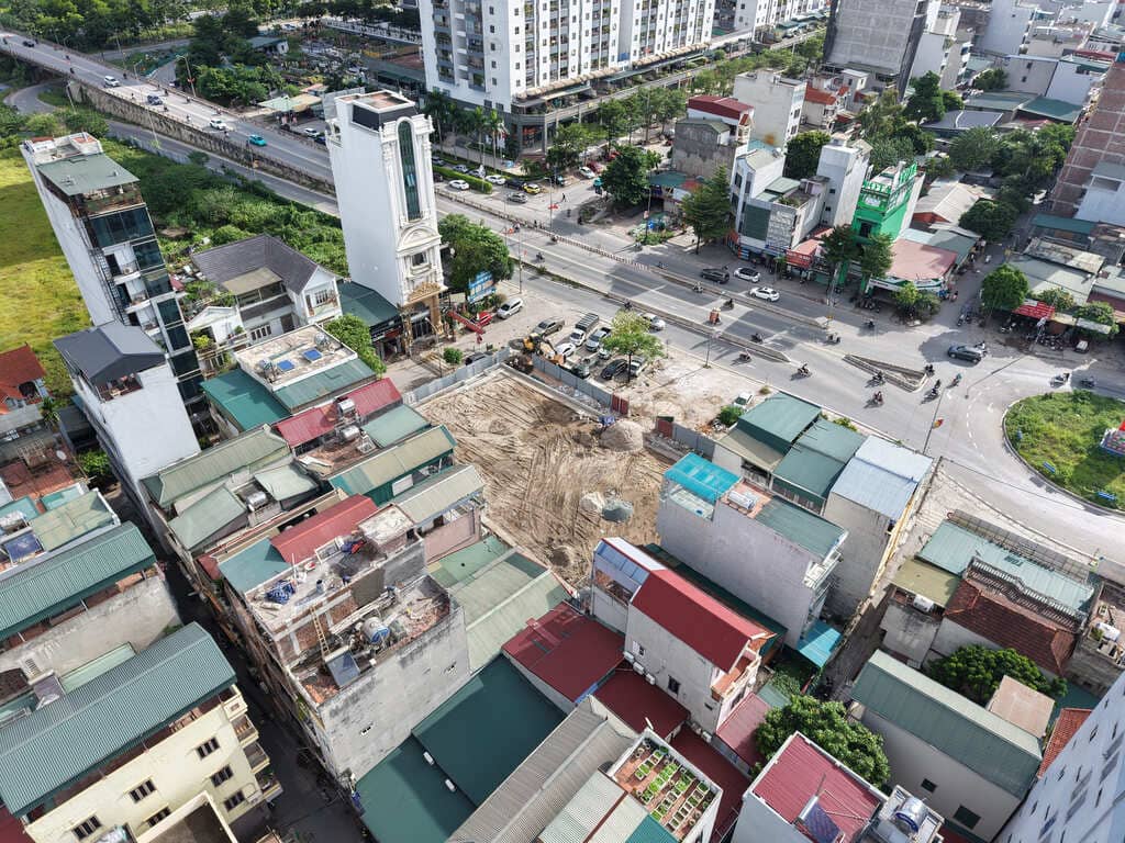 Vị trí công viên nằm giáp ranh với ngã tư lớn và trục đường chính, rất thuận lợi cho người dân tiếp cận.