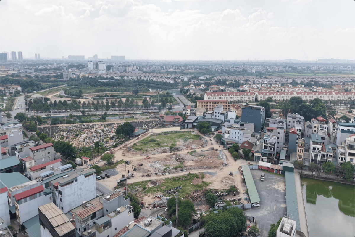Khu đất dịch vụ nằm kế cận khu dân cư thôn Vân Lũng, hồ điều hòa và các khu đô thị lớn phía xa.