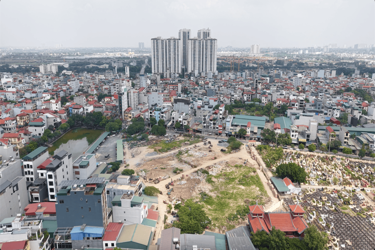Vị trí nhạy cảm sát nghĩa trang khiến nhiều hộ dân trăn trở về bài toán an cư cũng như giá trị thanh khoản của lô đất.