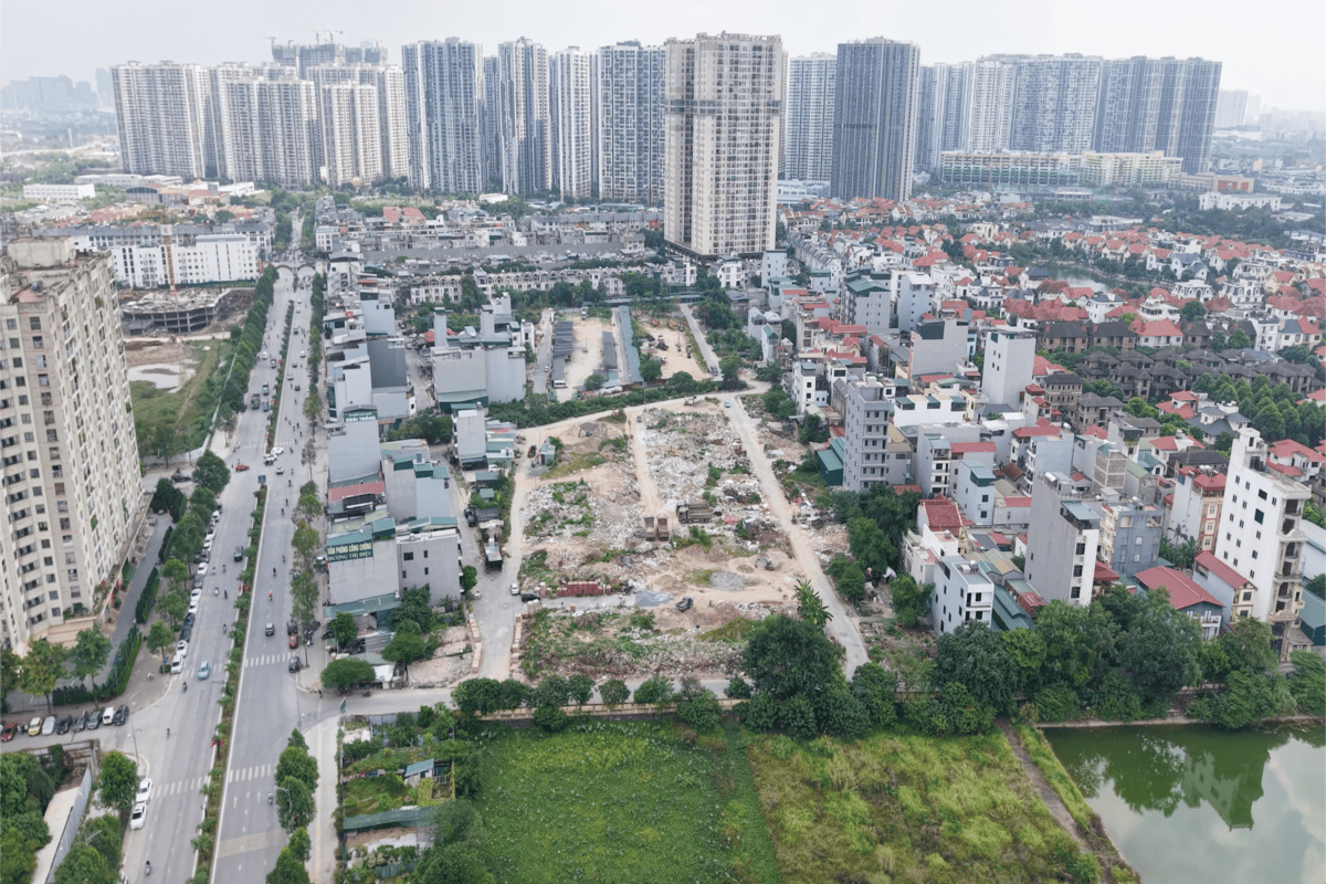 Khu đất dịch vụ thôn Vân Lũng sở hữu vị trí đắc địa ngay sát trục đường lớn và các tòa chung cư sầm uất.