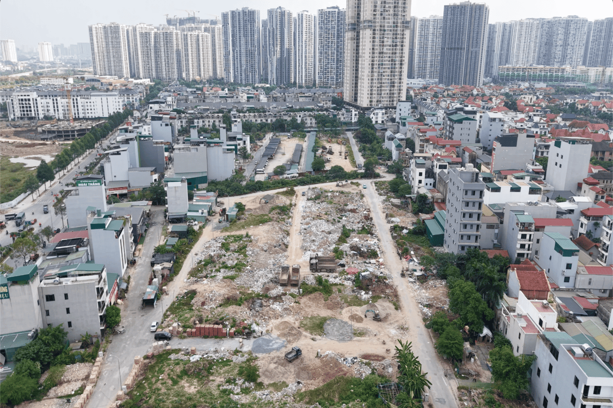 Xe tải và máy xúc đang xuất hiện bên trong khu đất để từng bước chuẩn bị mặt bằng bàn giao.