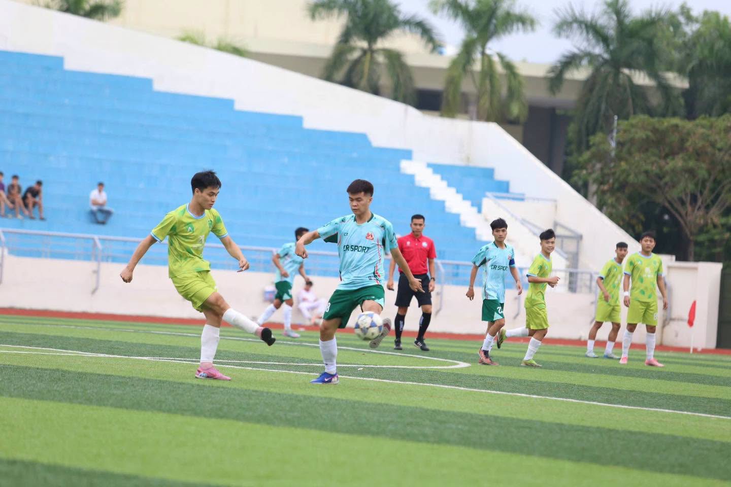 Các cầu thủ hai bên tranh chấp bóng nảy lửa, thể hiện sự quyết tâm cao độ trong từng pha bóng.