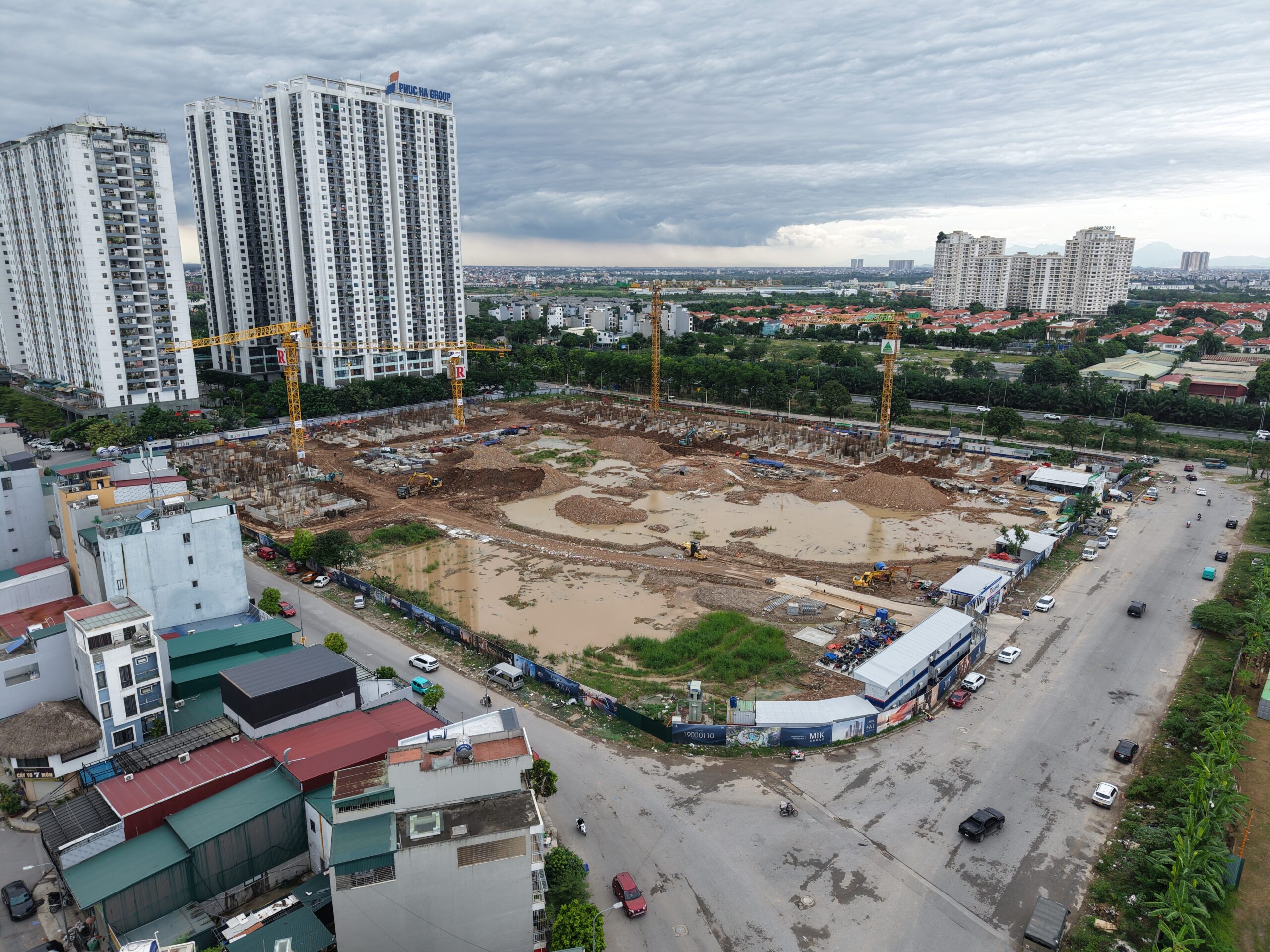 Công trường dự án đang được triển khai thi công phần móng với quy mô mặt bằng rộng lớn.