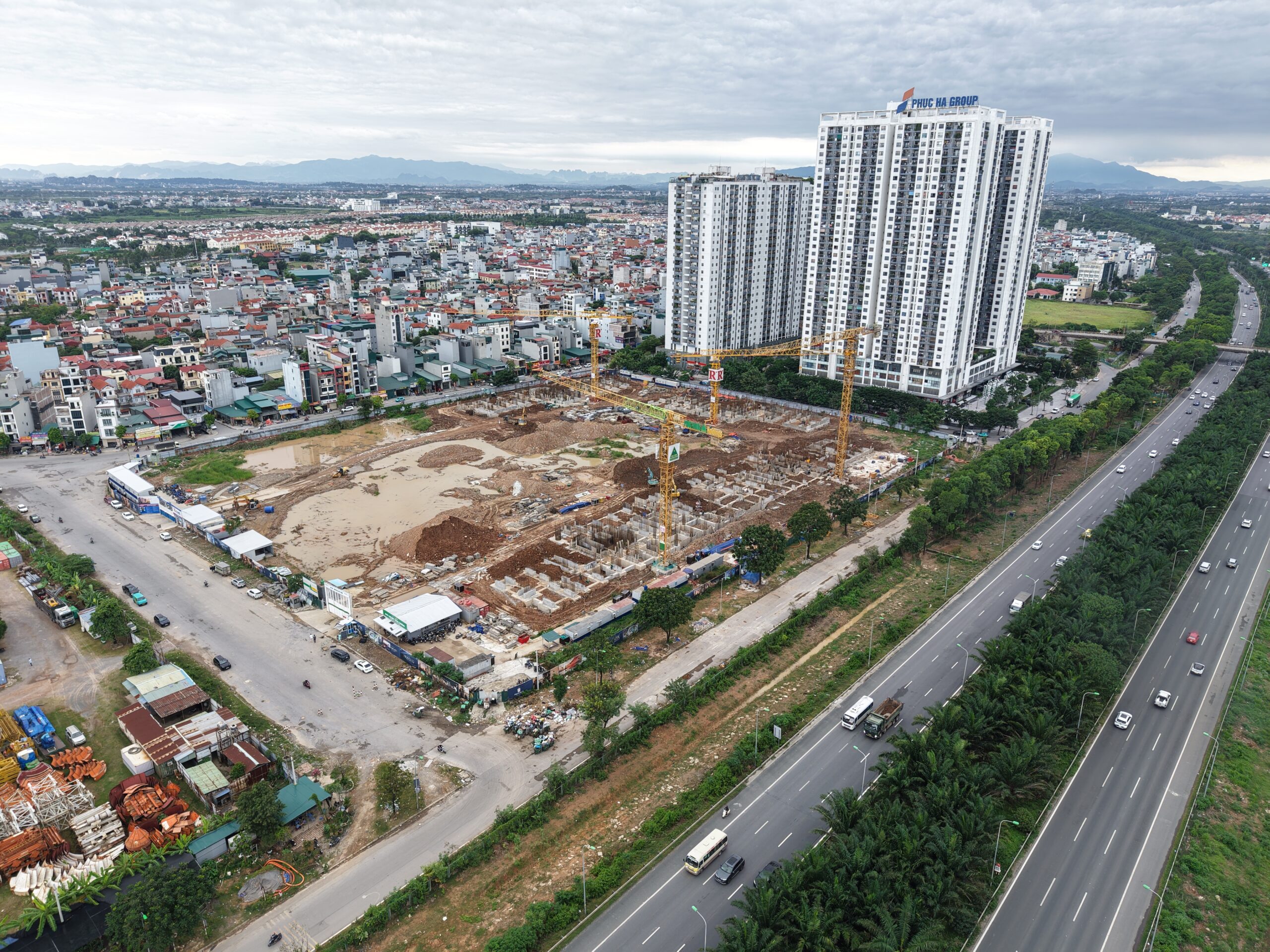 Dự án nằm ngay cửa ngõ giao thông huyết mạch, sát cạnh đường gom Đại lộ Thăng Long.