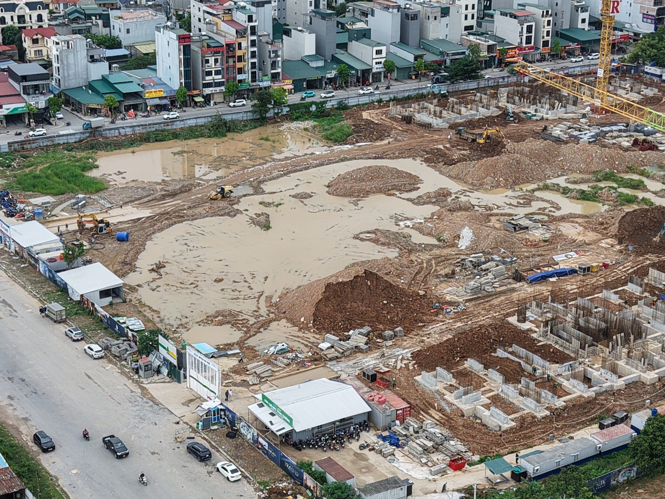 Việc phát triển các tòa tháp cao từ 31 đến 60 tầng đòi hỏi hệ thống đường giao thông nội và ngoại khu phải được nâng cấp đồng bộ.