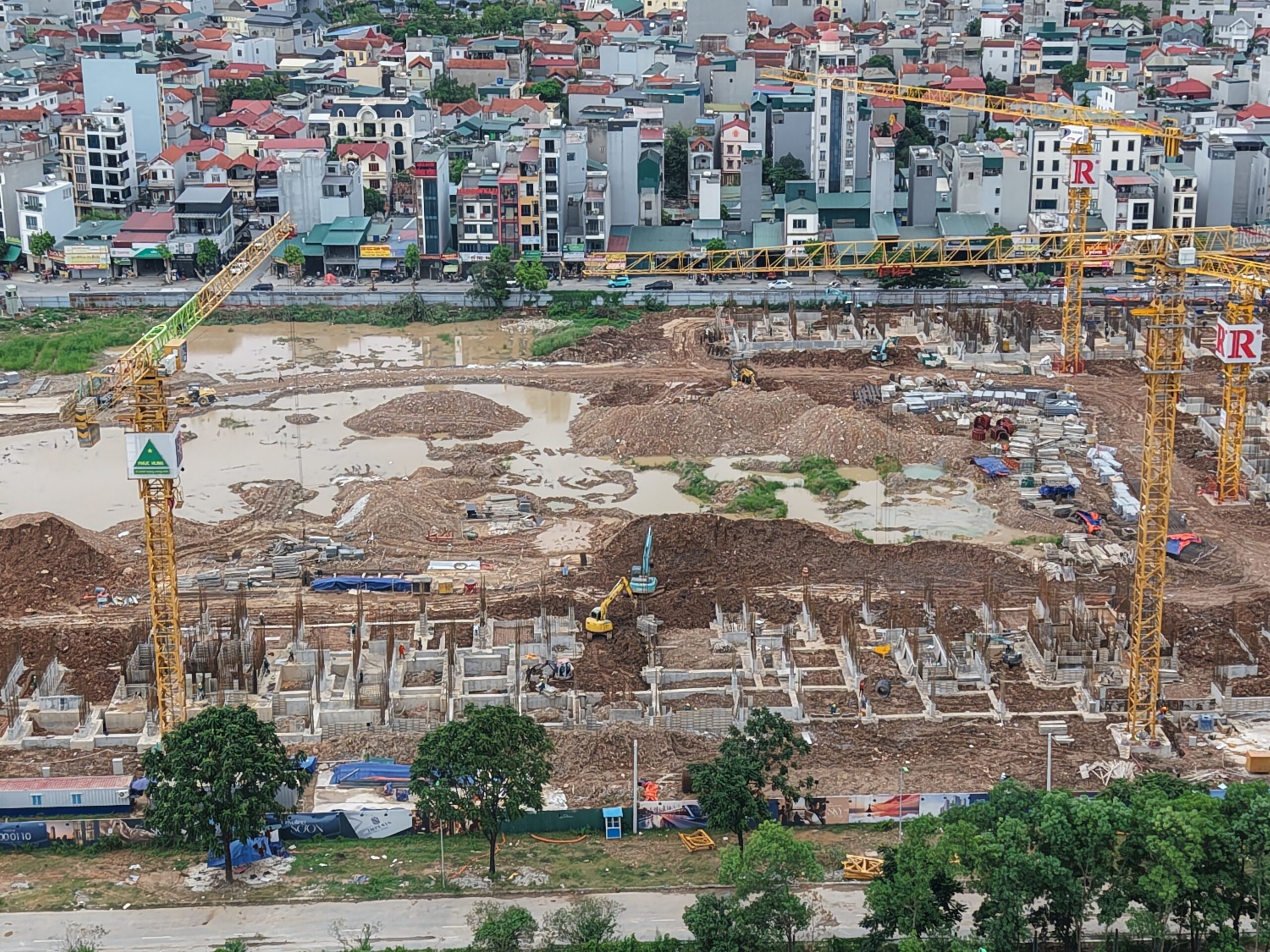 Sự đan xen giữa khu đô thị mới và khu dân cư hiện hữu đặt ra bài toán về đồng bộ hạ tầng kỹ thuật.
