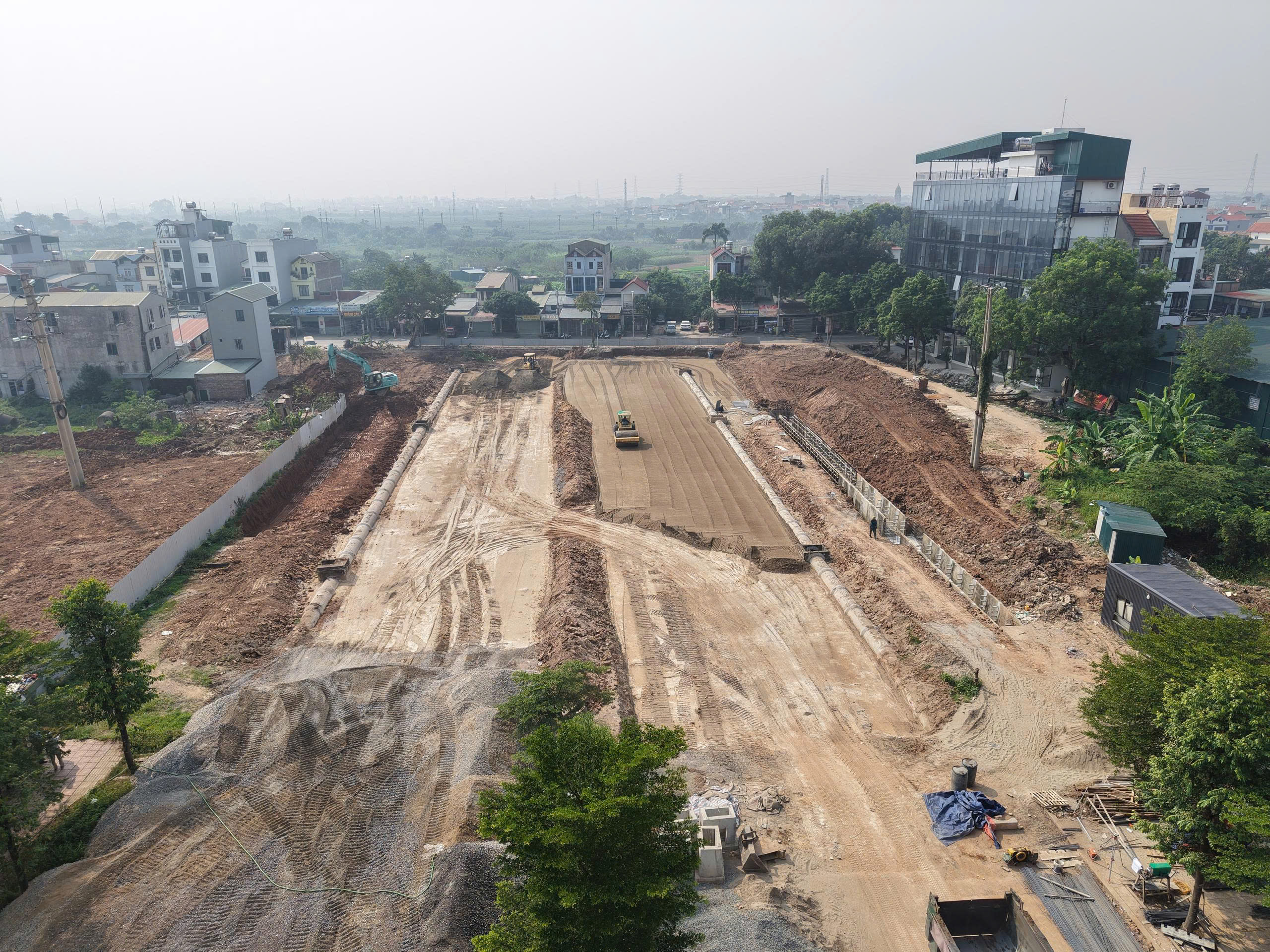 Không gian thi công rộng mở, các dải nền đường đang dần thành hình rõ nét.