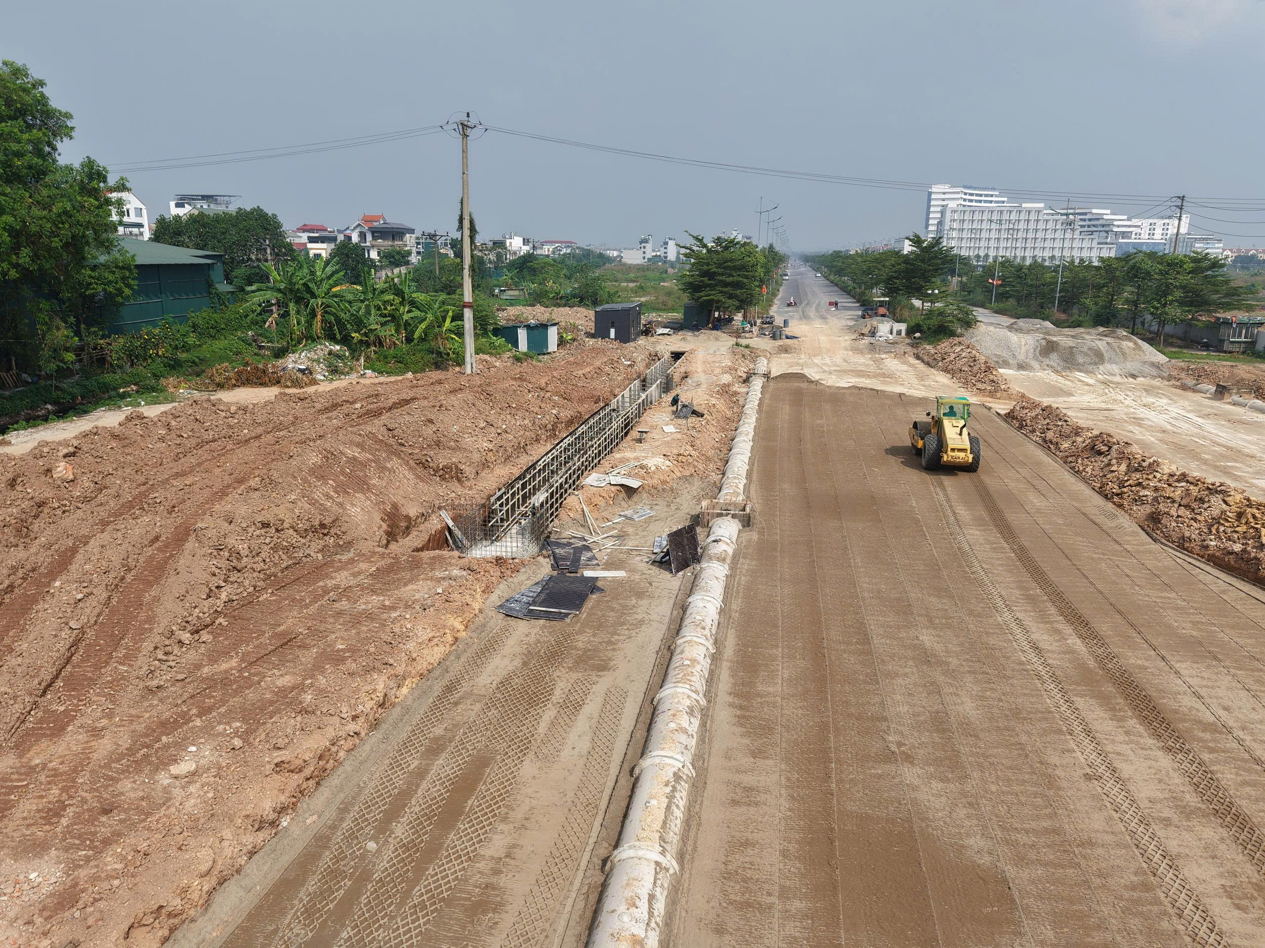 Máy lu hoạt động liên tục nhằm bảo đảm độ đầm chặt tiêu chuẩn cho lớp nền.