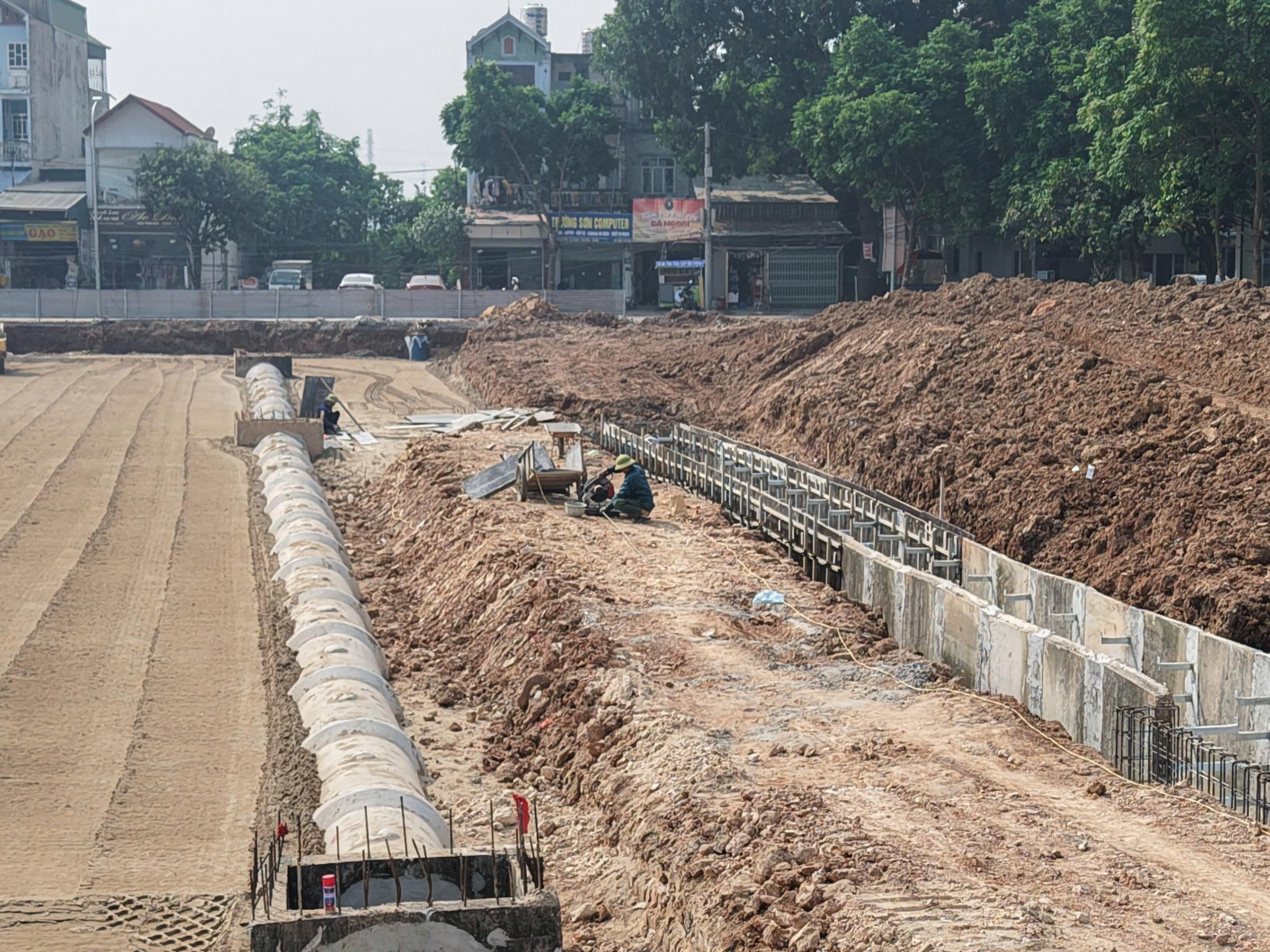 Lắp đặt tuyến cống tròn ly tâm và gia cố kết cấu bê tông mương thoát nước.